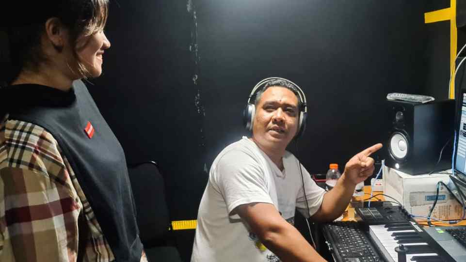 AM. Kuncoro bersama Bea Serendy saat berada di Prima Founder Studio - Yogyakarta. (Dok. Istimewa)