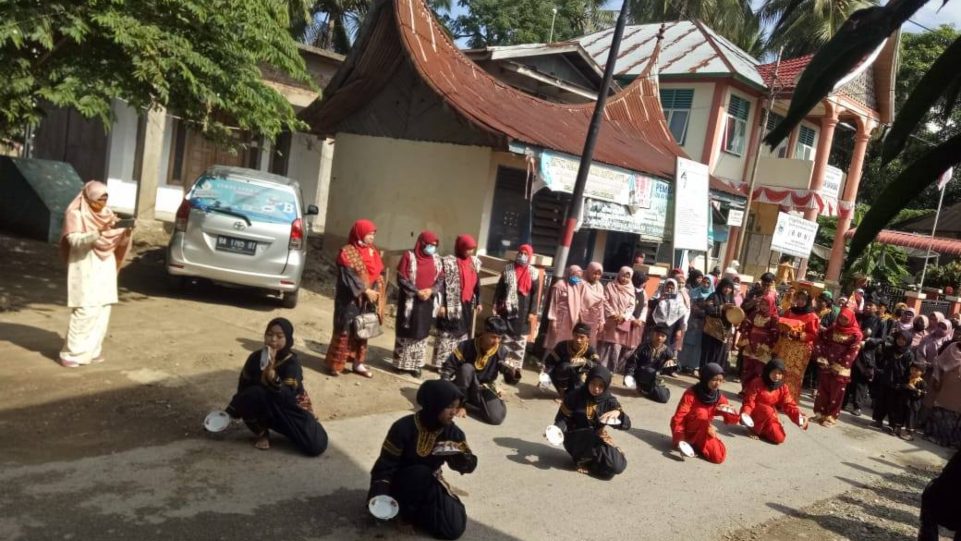 Tari Galombang sambut kedatangan BPNB Sumbar dan HWK Sumbar bersama  Hj. Emma Yohanna di Saniangbaka, Selasa 23 Februari 2021. (Dok. Istimewa)