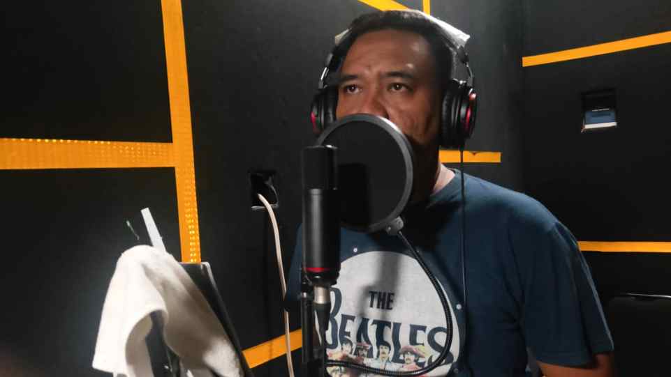 AM. Kuncoro saat rekam vokal di Prima Founder Studio - Yogyakarta. (Dok. Istimewa)