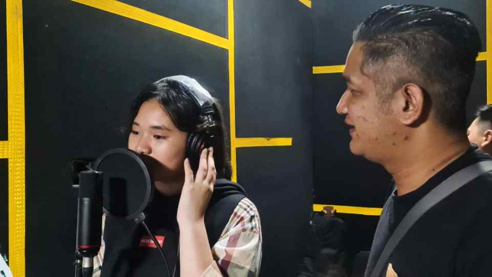 Rulli Aryanto saat dampingi Bea Serendy rekam vokal untuk lagu Sampai Matahari Berhenti Bersinar di Prima Founder Studio - Yogyakarta. (Dok. Istimewa)