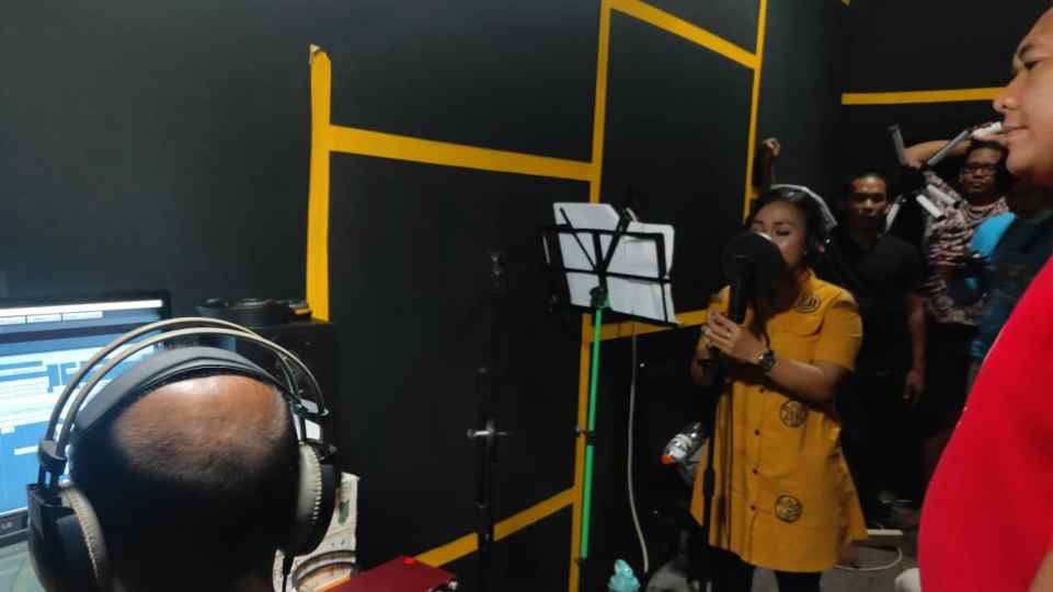 Tim Founder Records saat dampingi Rojanah rekam vokal untuk lagu Algoritma Cinta di Prima Founder Studio - Yogyakarta. (Dok. Istimewa)
