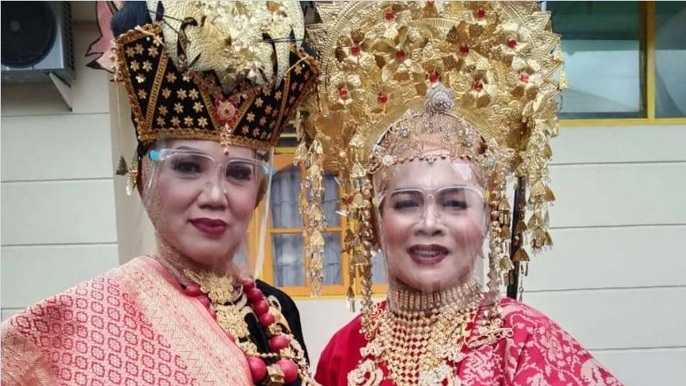 Dra. Zusneli Zubir, M.Hum., Ketua DPD HWK Sumbar bersama Ir. Megadiani, Ketua DPC HWK Sawahlunto di Konser Minang Bersuara II. (Dok. Istimewa)