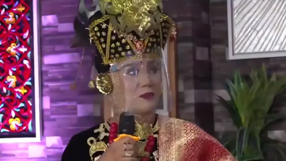 Dra. Zusneli Zubir, M.Hum., Ketua HWK Sumbar saat memberi kata sambutan di Konser Minang Bersuara II. (Dok. Istimewa)