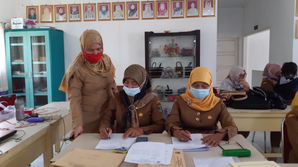 Guru SLB Negeri 1 Padang saat memeriksa Ujian Akhir Satuan Pendidikan para siswa. (Dok. Istimewa)