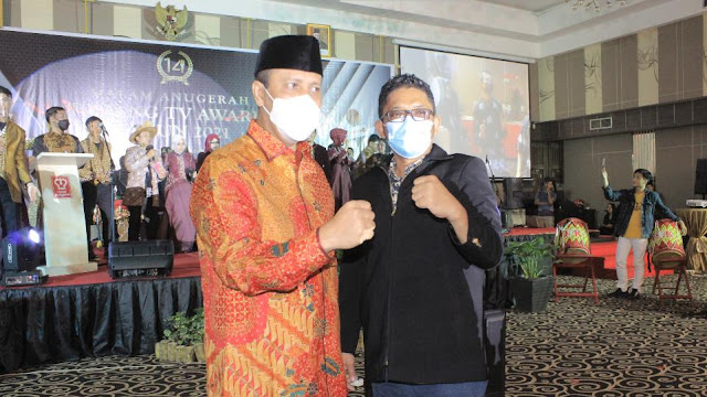 Komjen Boy Rafli bersama Wako Padang Hendri Septa saat menghadiri Malam Anugerah Padang Tv Award 2021. (Dok. Istimewa)